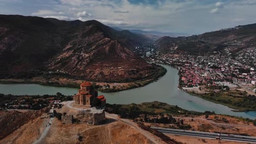 Cenário aéreo cativante mostrando o impressionante mosteiro de Jvari, situado entre montanhas majestosas