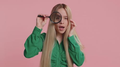 Chercheuse Chercheuse Femme avec une loupe près du visage regardant dans la caméra avec un grand œil zoomé