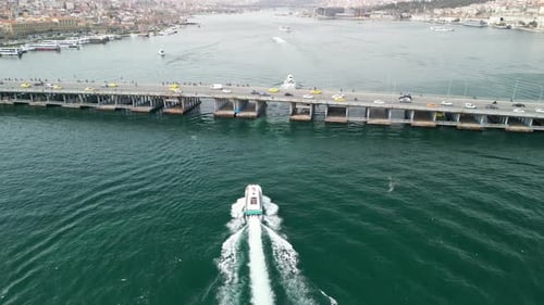 Barco que pasa por debajo del puente de Ataturk en Estambul