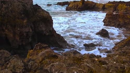 Atlantikwellen stürzen an der felsigen Küste Portugals ab