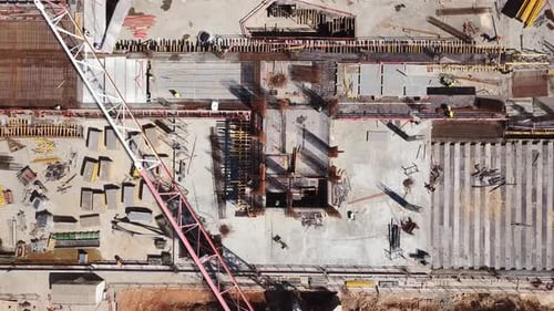 Vista aérea de un sitio de construcción con grúas en funcionamiento