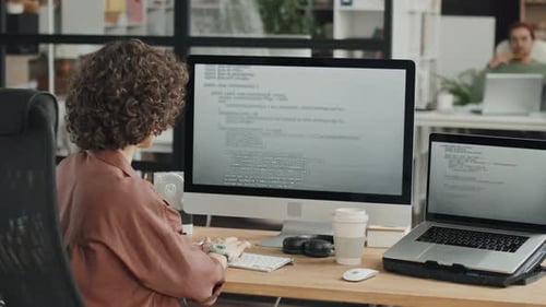 Frau arbeitet mit Codes am Computer