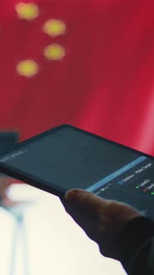 Vidéo verticale Un hacker chinois utilise une tablette dans le bureau gouvernemental des cyberopérations