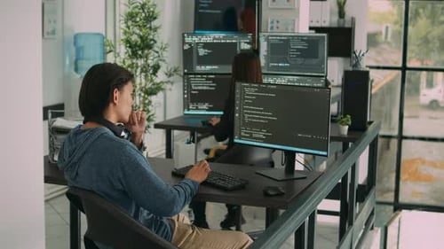 Ingénieur logiciel asiatique travaillant sur un programme de sécurité avec code serveur