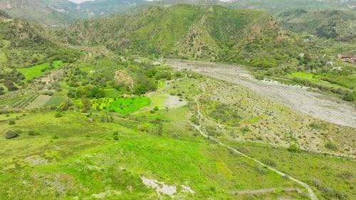Trockener Fluss und natürliche Hügellandschaft auf dem Land Kalabrien, Italien