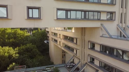 Architekturaufnahme der Bank of Georgia im brutalistischen Stil
