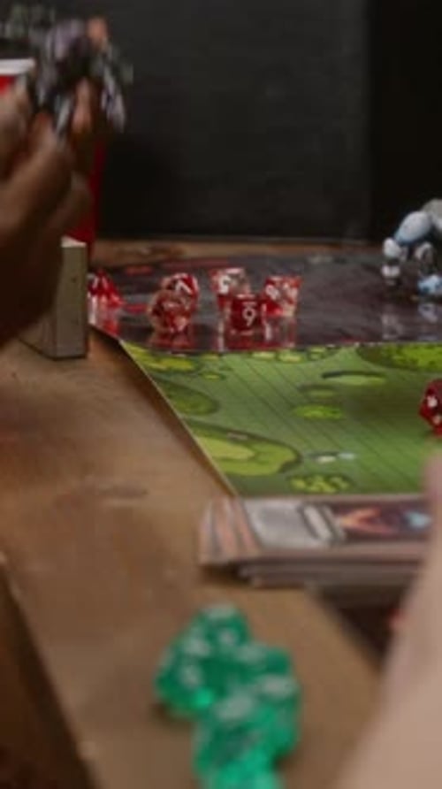 Freunde benutzen Würfel und Figuren beim Tabletop-RPG-Spiel