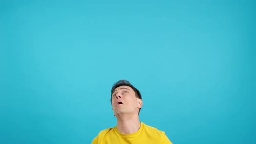 Homme bouleversé pointant vers l'espace vide