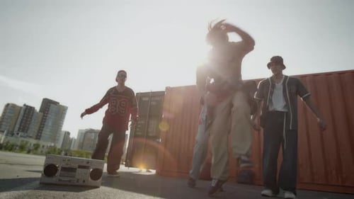 Un adolescent B-Boy inspiré sortant avec des amis en été