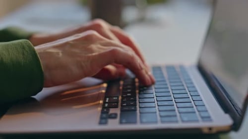 Lady Hands tippend, Tastatur, Laptop in der Wohnung, Nahaufnahme, Frau, schreibt Notizen