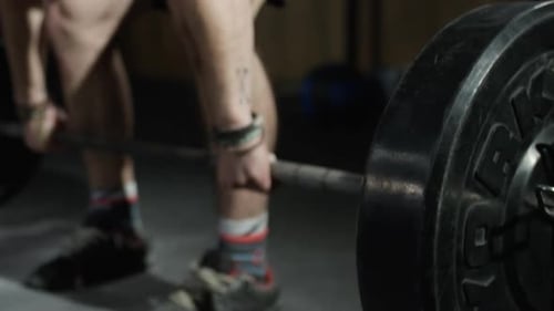 Extreme Atheltics - Männlicher Athlet beim Gewichtheben im Fitnessstudio aus nächster Nähe