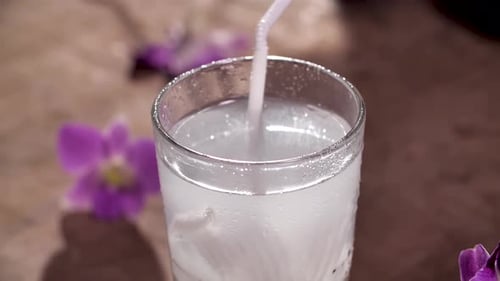 Jus de noix de coco frais avec pulpe, gros plan