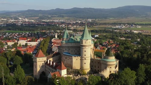 Кинематографическая полет с дрона в Замке духов или Бойницком замке в Словакии