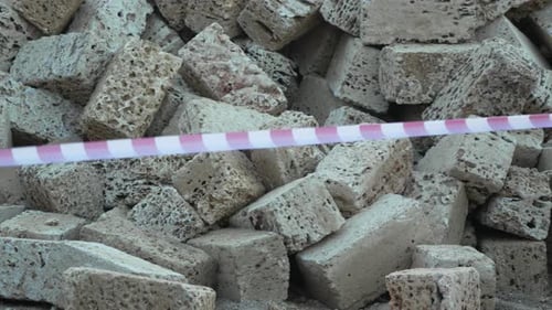 Fita de advertência vermelha e branca balançando no sinal de proteção contra o vento Não cruze a linha vermelha e branca