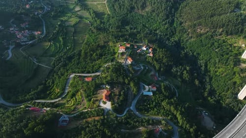 Le village de Gião, au Portugal, niché entre des collines verdoyantes