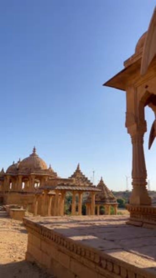 Vue avant de Bada Bagh, les superbes cénotaphes de Jaisalmer brillent sous un ciel désertique clair et ensoleillé