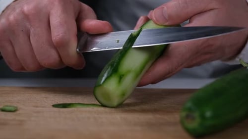 Chef Peeling Gurke