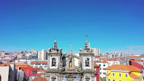 Vidéo aérienne de l'igreja de Santo Ildefonso à Porto en arrière-plan de la ville pendant une journée ensoleillée