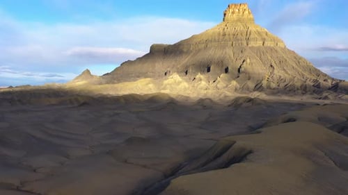 Flug über einer trockenen Wüstenlandschaft unter der Butte-Sandsteinformation, Utah, USA, Drohnenschuss