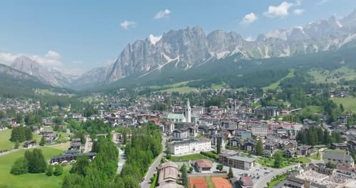 Toma aérea de Cortina d'Ampezzo, Dolomitas, Italia