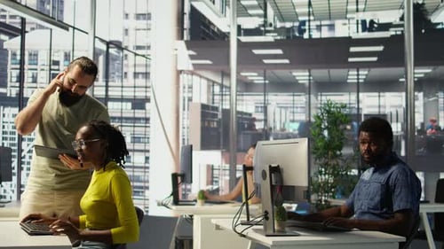 Der Manager kommt, um den IT-Mitarbeiter am Office Desk zu Code