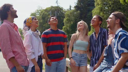 Gruppe multiethnischer Teenager, die Zeit im Freien verbringen und Spaß haben
