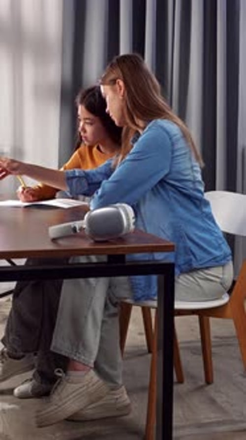 Zwei Frauen arbeiten zusammen an einem Schreibtisch in einem modernen Büro