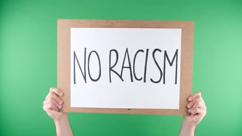 Plakat „KEIN RASSISMUS“, Hände eines weißen männlichen Protestaktivisten.