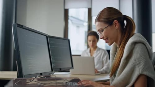 Smiling It Woman programmiert Software im Büro Startup Engineer überprüft Code