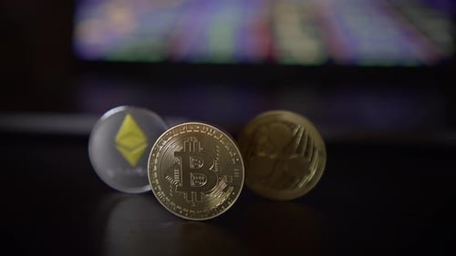 Uma exibição de moedas digitais de criptomoeda com Bitcoin e Ethereum para que todos possam ver