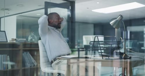 4k-Aufnahmen eines reifen Geschäftsmannes, der eine Pause einlegt und vor Begeisterung auf seinen Monitor schaut
