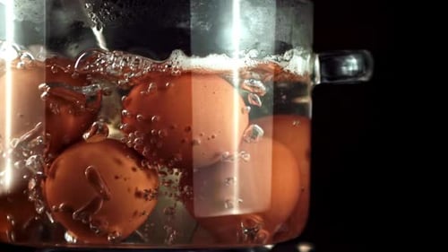 In kochendem Wasser gekochte Eier in Superzeitlupe