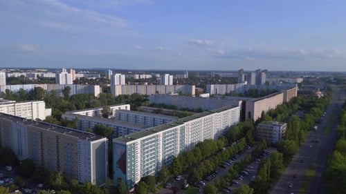 Mehrfamilienhäuser, Wohngebiete, Hochhäuser. Atemberaubendes Flugpanorama von oben