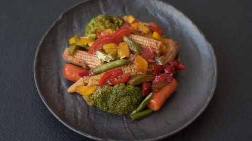 Mischung aus Gemüse, Mais, Karotten, Paprika, Brokkoli, Zwiebeln in Teriyakisauce
