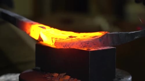Schmiedearbeiten von Metall in Zeitlupe mit 120 Bildern pro Sekunde