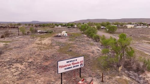 Luftaufnahme des historischen Route 66-Schilds und des Oldtimers, Vereinigte Staaten.