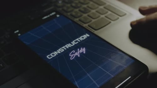 Inscrição de segurança de construção na tela do smartphone Conceito de construção: mão masculina batendo com