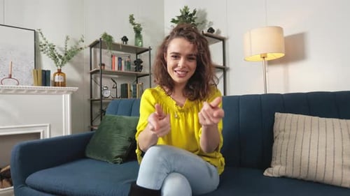 Creador de contenido femenino dando consejos sobre la cámara en interiores