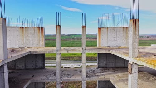 Vista aérea de un sitio de construcción con pilares de hormigón
