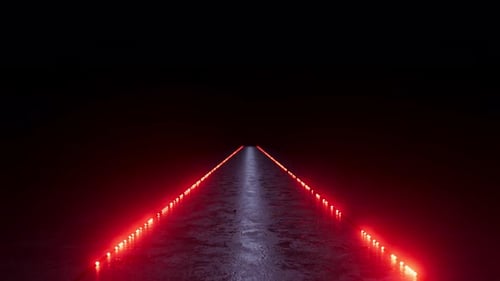 Rote Ampeln weisen den Weg auf einer dunklen Straße