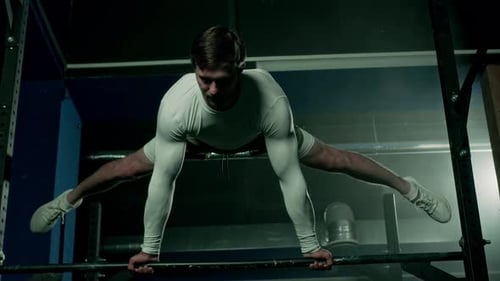 Flexibler Mann macht Straddle-Planche-Übung