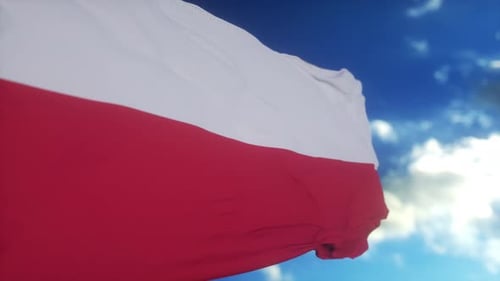 Flagge Polens weht im Wind vor dem schönen blauen Himmel Polnische Flagge, weiß und rot flattert auf blauem Grund