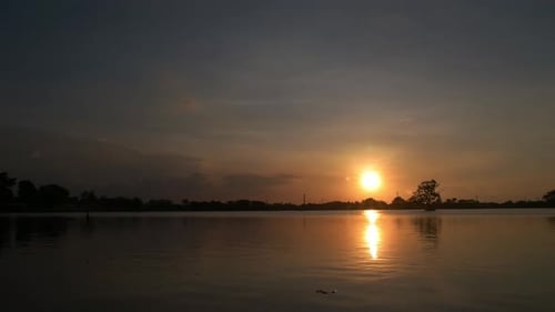 the atmosphere or atmosphere when the sun is about to set on the surface of the lake, sunset.