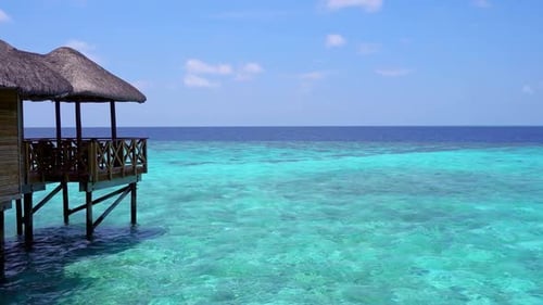 Tropische Reiseszene mit Meereslandschaft und Wasserbungalows