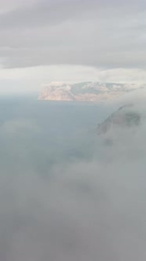 Vista aérea vertical sobre nuvens nebulosas e fofas, céu azul, sol, mar, neblina, natureza abstrata, verão, oceano