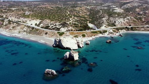 Des vagues embrassent une pierre ancienne où le mythe est né à l'aube de la Méditerranée