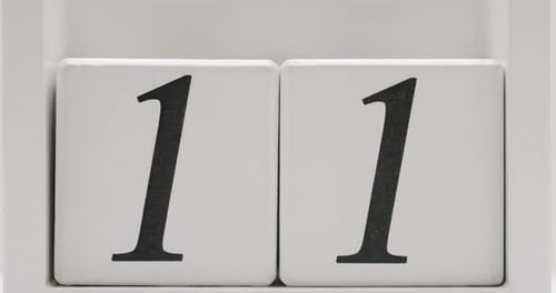 Zahl 11 auf weißen Holzklötzen für Dates oder Countdown, Nahaufnahme