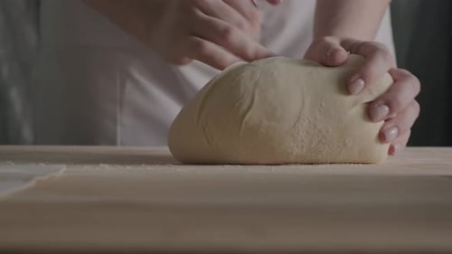 Nahaufnahme von Teig, Mehl und Koch, Hände mit Mehl, Brot, Teig, Konzept, frisches hausgemachtes Kochen