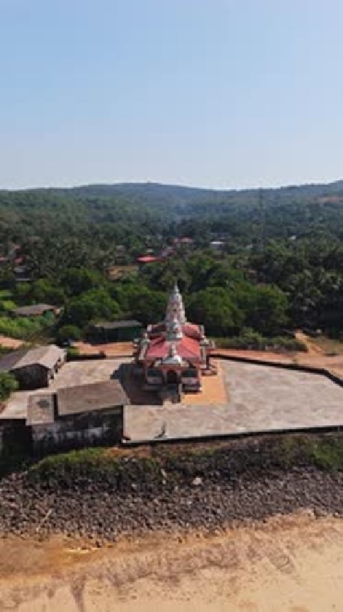 Drone vertical filmé en train d'encercler un temple hindou Hanuman Mandir, à Guhagar, en Inde