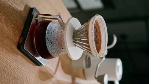 préparer du café filtré en versant de l'eau chaude sur une couche de café moulu sur les flux de café filtrés
